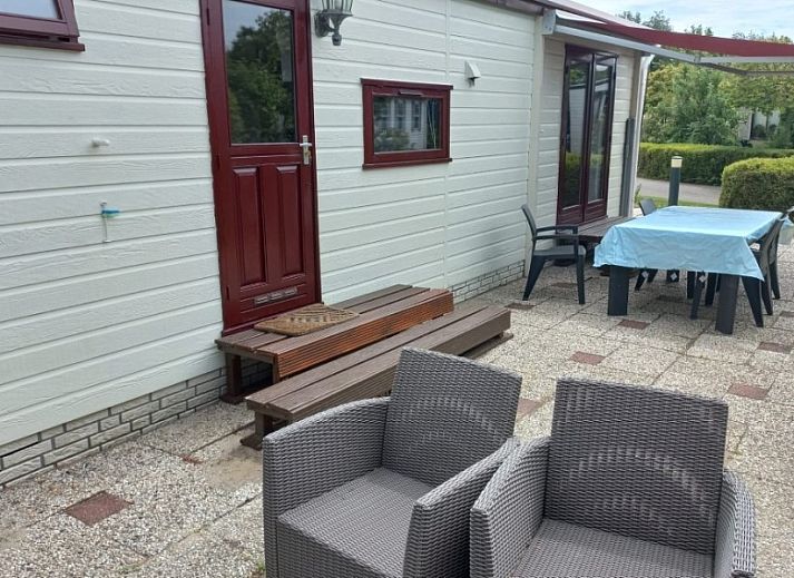 4-Stoeckiges Chalet auf dem Ardoer Camping in Zuid-Beveland, Zeeland mit sonniger Veranda und gruener Umgebung