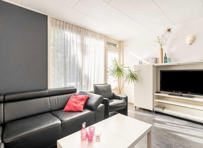 Enjoy the sunny garden with terrace and barbecue at vacation home Scheldeoord 54 in Baarland, Zuid-Beveland, Zeeland.