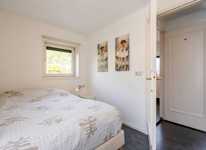 Enjoy the sunny garden with terrace and barbecue at vacation home Scheldeoord 54 in Baarland, Zuid-Beveland, Zeeland.