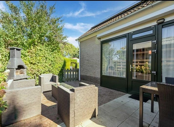 Relax by the refreshing pool of vacation home Scheldeoord 54 in Baarland, South Beveland, ideal for a summer vacation in Zeeland.