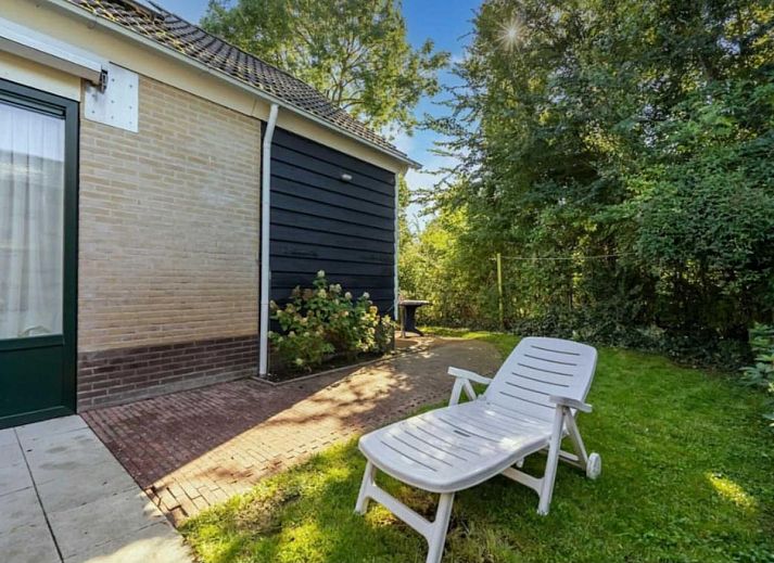 Modern kitchen in vacation home Scheldeoord 54, Baarland, Zeeland with oven, microwave and coffee maker. Perfect for a comfortable stay.