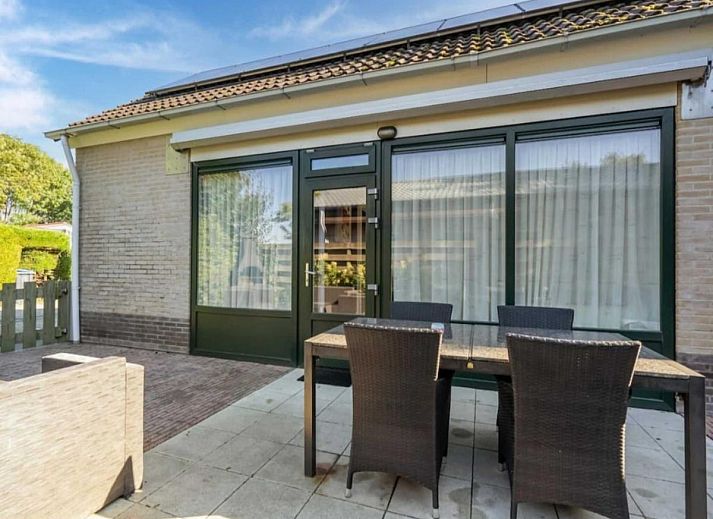 Modern kitchen in vacation home Scheldeoord 54, Baarland, Zeeland with oven, microwave and coffee maker. Perfect for a comfortable stay.