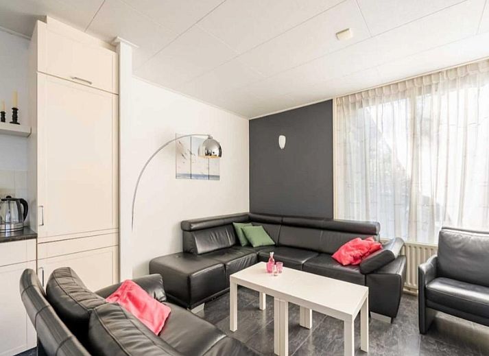 Modern kitchen in vacation home Scheldeoord 54, Baarland, Zeeland with oven, microwave and coffee maker. Perfect for a comfortable stay.