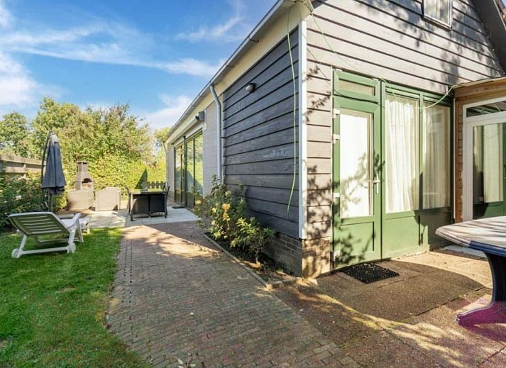 Modern kitchen and dining area in vacation home Scheldeoord 54, Baarland, Zuid-Beveland, Zeeland, with lots of light and stylish interior.