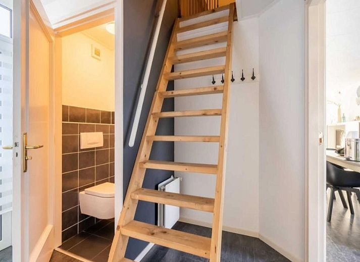 Modern kitchen and dining area in vacation home Scheldeoord 54, Baarland, Zuid-Beveland, Zeeland, with lots of light and stylish interior.