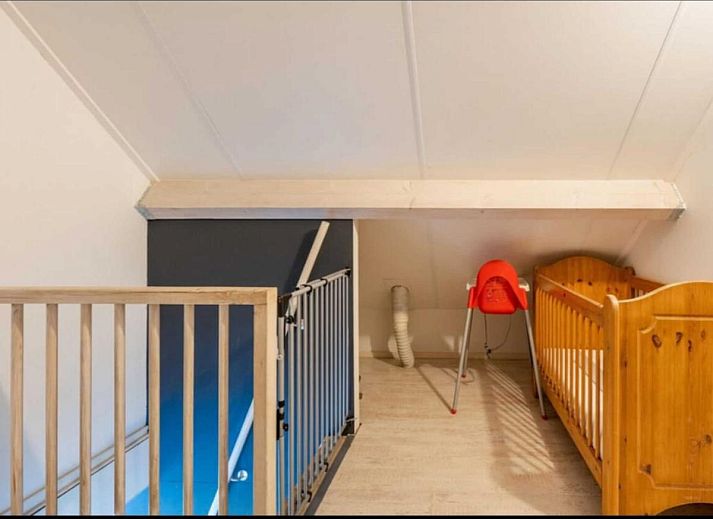 Modern kitchen and dining area in vacation home Scheldeoord 54, Baarland, Zuid-Beveland, Zeeland, with lots of light and stylish interior.