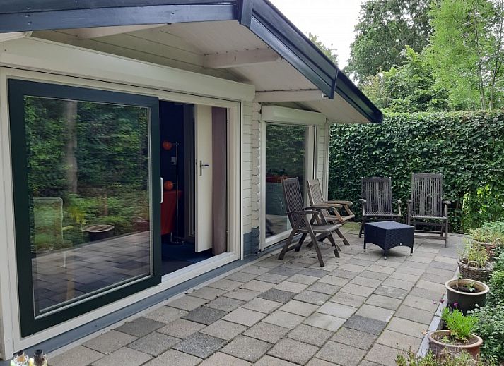 Terrasse des Ferienhauses Scheldeoord in Baarland, Zuid-Beveland. Perfekt fr Mahlzeiten im Freien in der natrlichen Umgebung von Zeeland.