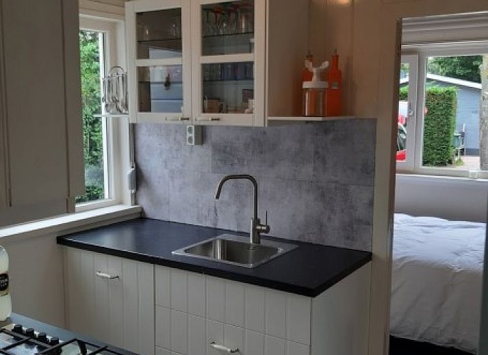 Schlafzimmer im Ferienhaus Scheldeoord, Baarland, Zuid-Beveland. Komfortables Bett mit Blick auf die friedliche Umgebung von Zeeland.