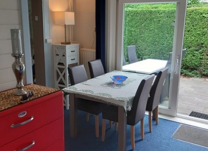 Schlafzimmer im Ferienhaus Scheldeoord, Baarland, Zuid-Beveland. Komfortables Bett mit Blick auf die friedliche Umgebung von Zeeland.