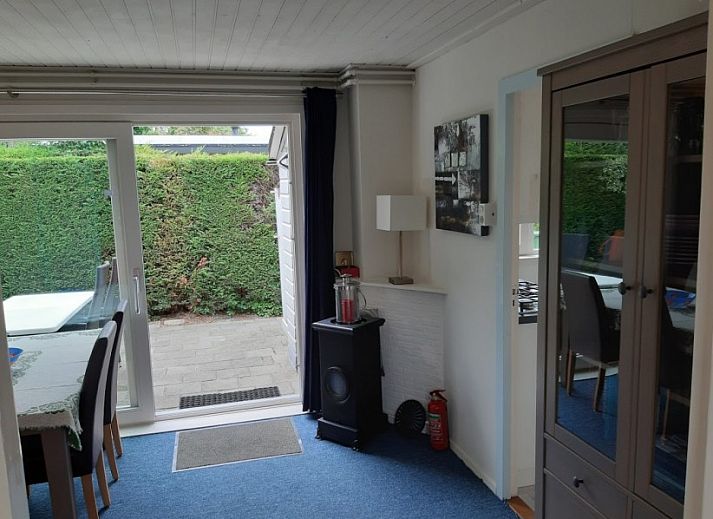 Schlafzimmer im Ferienhaus Scheldeoord, Baarland, Zuid-Beveland. Komfortables Bett mit Blick auf die friedliche Umgebung von Zeeland.