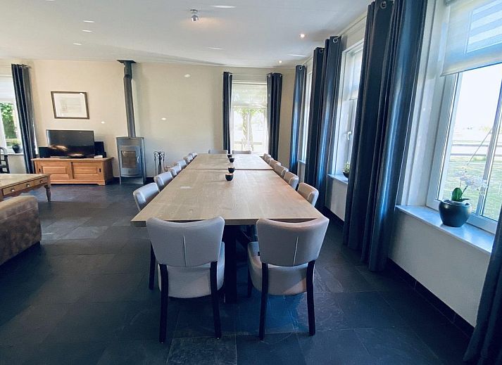 Zijaanzicht van VZ250 Groepsaccommodatie Goes in het landelijke Zeeland.