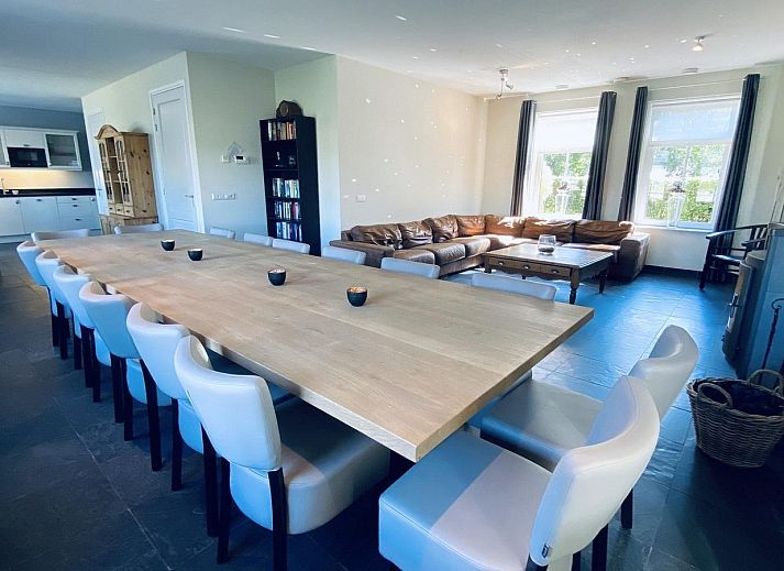 Zijaanzicht van VZ250 Groepsaccommodatie Goes in het landelijke Zeeland.