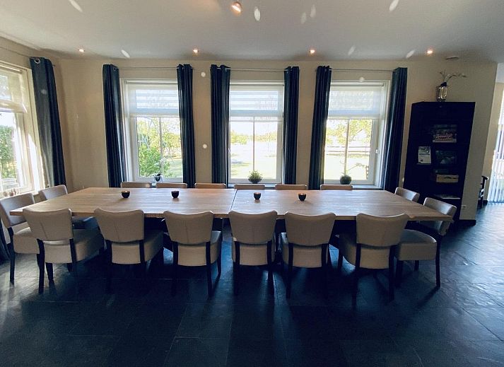 Zijaanzicht van VZ250 Groepsaccommodatie Goes in het landelijke Zeeland.