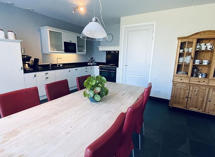 Overdekt terras bij VZ250 Groepsaccommodatie Goes in het groene Zeeland.