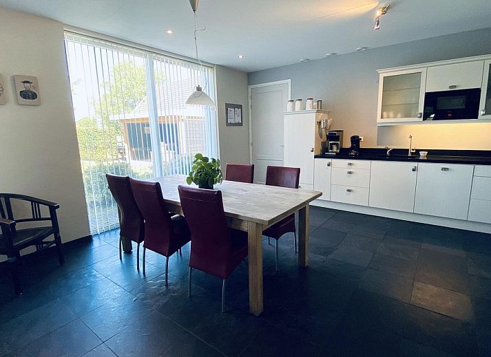 Overdekt terras bij VZ250 Groepsaccommodatie Goes in het groene Zeeland.