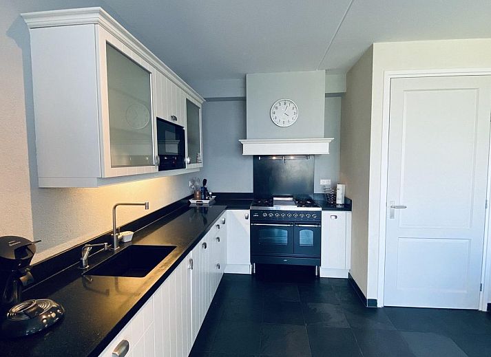 Overdekt terras bij VZ250 Groepsaccommodatie Goes in het groene Zeeland.