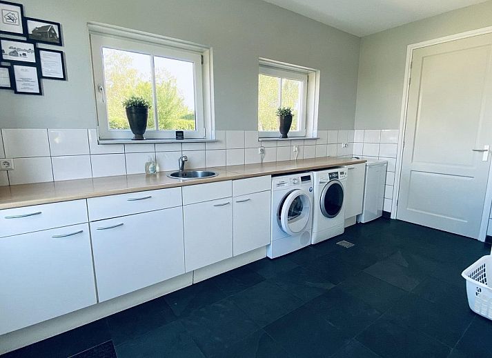 Overdekt terras bij VZ250 Groepsaccommodatie Goes in het groene Zeeland.