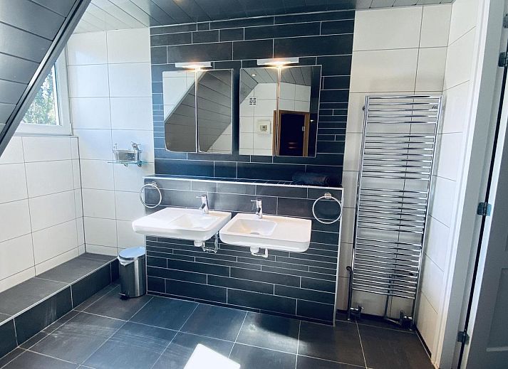 Grote tuin van VZ250 Groepsaccommodatie Goes met speelgelegenheid voor kinderen.