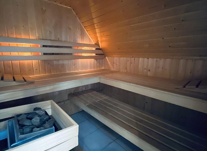 Grote tuin van VZ250 Groepsaccommodatie Goes met speelgelegenheid voor kinderen.