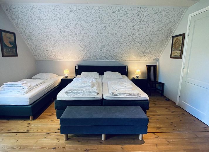 Grote tuin van VZ250 Groepsaccommodatie Goes met speelgelegenheid voor kinderen.