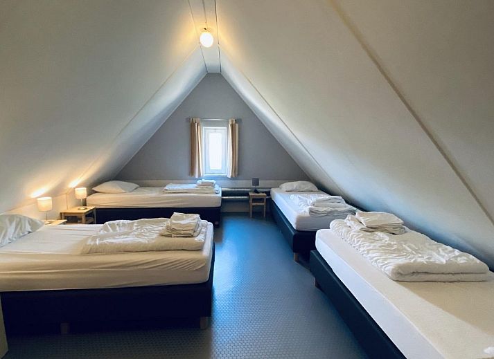 Grote tuin van VZ250 Groepsaccommodatie Goes met speelgelegenheid voor kinderen.