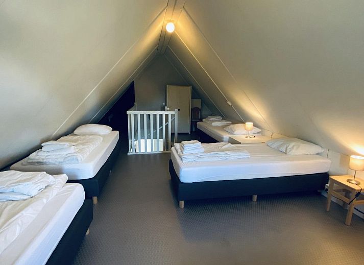 Grote tuin van VZ250 Groepsaccommodatie Goes met speelgelegenheid voor kinderen.