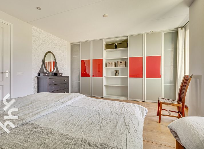 Modern kitchen in vacation home ZE250, Goes, with dining area and stylish furnishings.