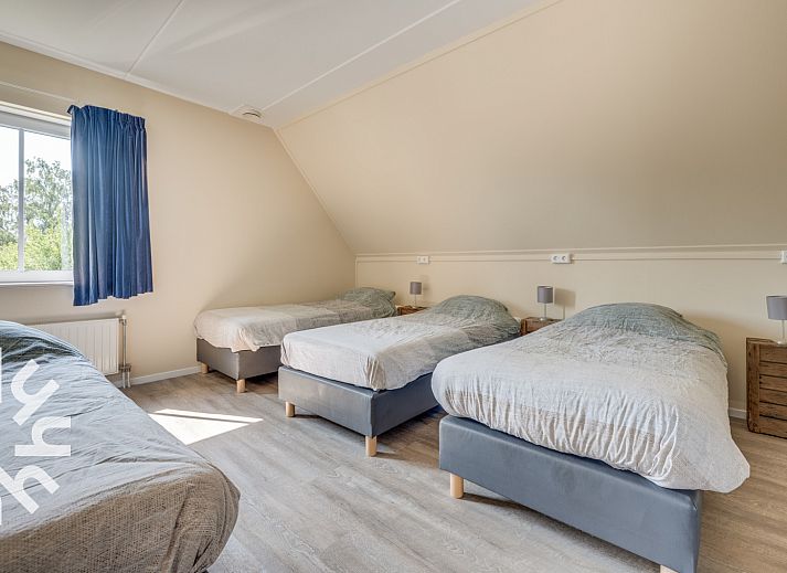 Modern kitchen in vacation home ZE250, Goes, with dining area and stylish furnishings.