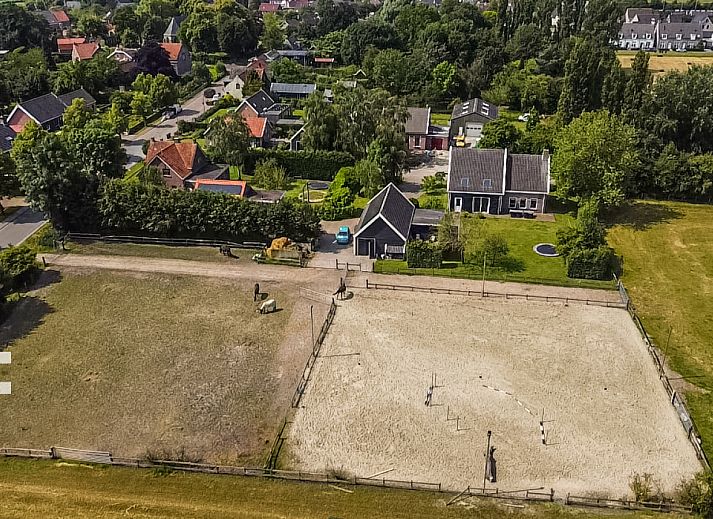 Modern kitchen in vacation home ZE250, Goes, with dining area and stylish furnishings.