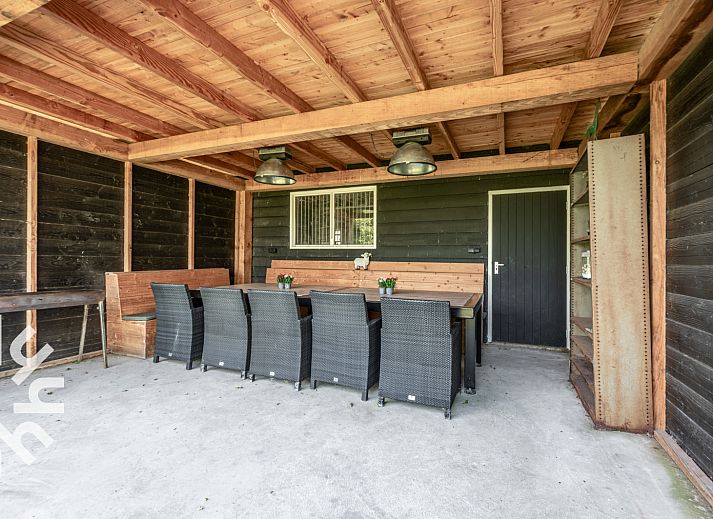 Modern kitchen in vacation home ZE250, Goes, with dining area and stylish furnishings.