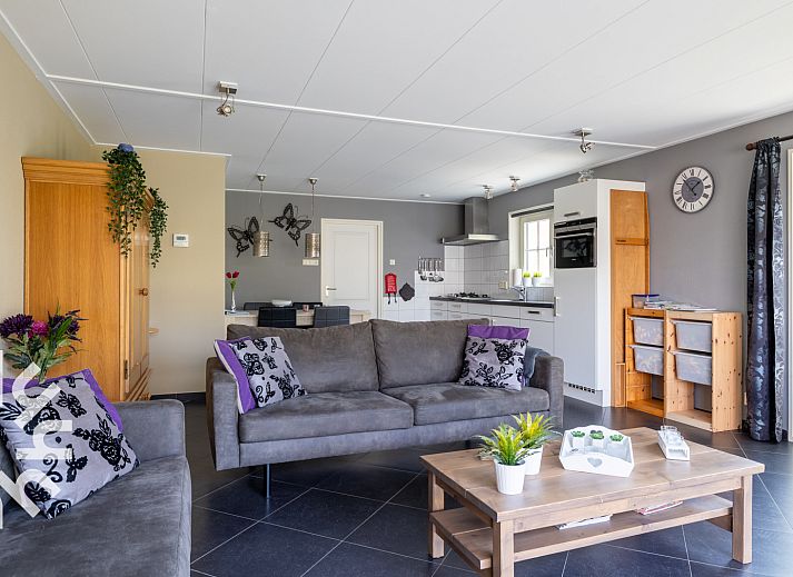 Charmantes Ferienhaus ZE207 in Oud Sabbinge, Sued-Beveland mit bunter Fassade und bluehenden Hortensien.