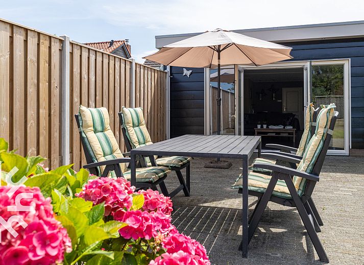 Charmantes Ferienhaus ZE207 in Oud Sabbinge, Sued-Beveland mit bunter Fassade und bluehenden Hortensien.