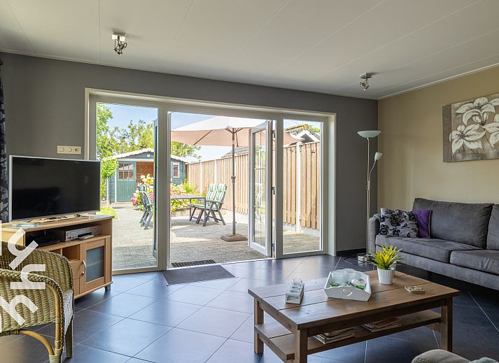 Geraeumiges Wohnzimmer des Ferienhauses ZE207 in Oud Sabbinge, Zuid-Beveland, mit bequemen Sitzgelegenheiten.