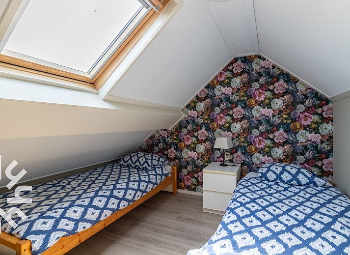 Geraeumiges Wohnzimmer des Ferienhauses ZE207 in Oud Sabbinge, Zuid-Beveland, mit bequemen Sitzgelegenheiten.