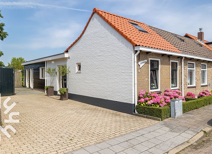 Geraeumiges Wohnzimmer des Ferienhauses ZE207 in Oud Sabbinge, Zuid-Beveland, mit bequemen Sitzgelegenheiten.