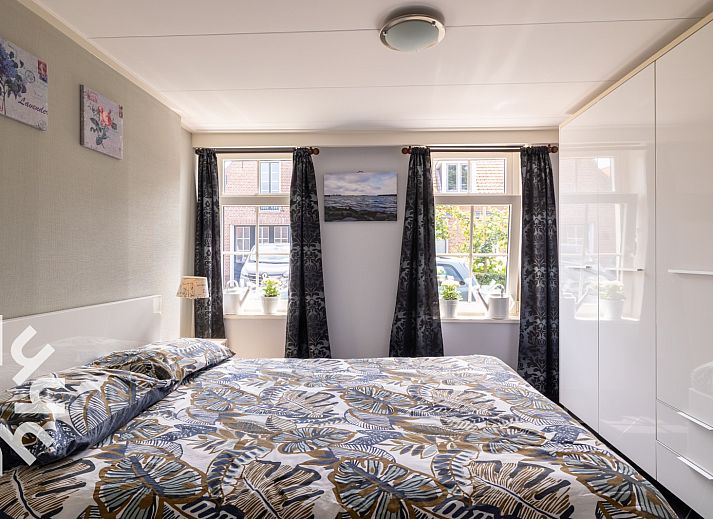 Geraeumiges Wohnzimmer des Ferienhauses ZE207 in Oud Sabbinge, Zuid-Beveland, mit bequemen Sitzgelegenheiten.