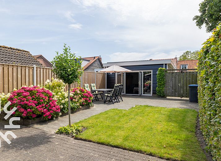 Sonnige Terrasse des Ferienhauses ZE207 in Oud Sabbinge, ideal fuer Mahlzeiten im Freien in Sued-Beveland.