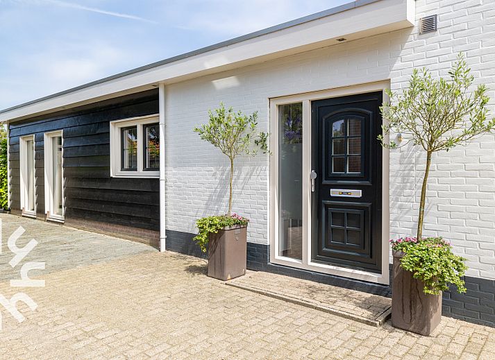 Sonnige Terrasse des Ferienhauses ZE207 in Oud Sabbinge, ideal fuer Mahlzeiten im Freien in Sued-Beveland.