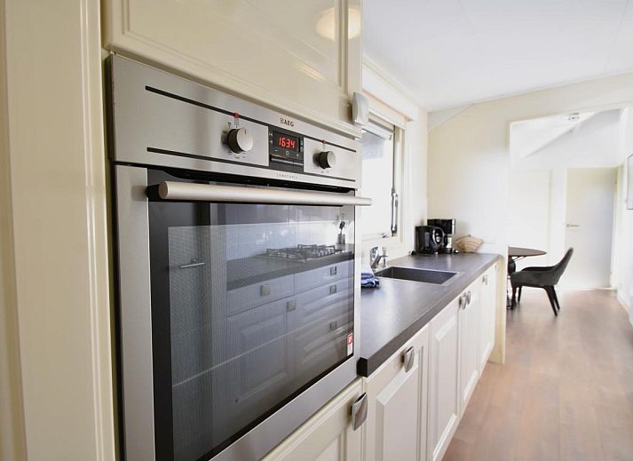 Modernes Wohnzimmer des Sun and Sea Ferienhauses in Kattendijke mit viel natuerlichem Licht.