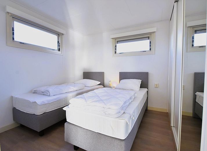 Modernes Wohnzimmer des Sun and Sea Ferienhauses in Kattendijke mit viel natuerlichem Licht.