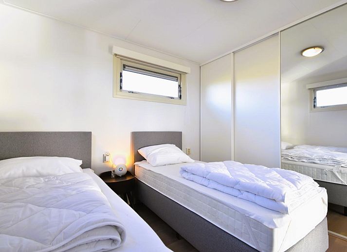 Modernes Wohnzimmer des Sun and Sea Ferienhauses in Kattendijke mit viel natuerlichem Licht.