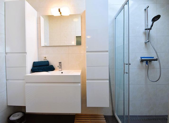 Modernes Wohnzimmer des Sun and Sea Ferienhauses in Kattendijke mit viel natuerlichem Licht.