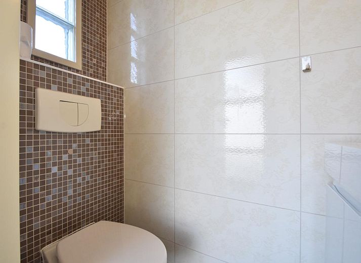 Modernes Wohnzimmer des Sun and Sea Ferienhauses in Kattendijke mit viel natuerlichem Licht.