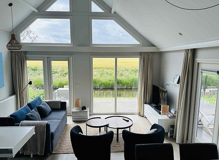 Gezellige sfeer in vakantiehuis ZE1365 in Kattendijke, Zuid-Beveland, met de tekst 'lekker samen in een huisje'.