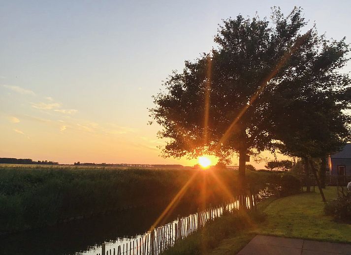 Gezellige sfeer in vakantiehuis ZE1365 in Kattendijke, Zuid-Beveland, met de tekst 'lekker samen in een huisje'.