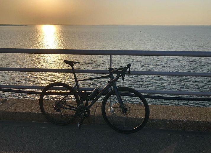 Gezellige sfeer in vakantiehuis ZE1365 in Kattendijke, Zuid-Beveland, met de tekst 'lekker samen in een huisje'.