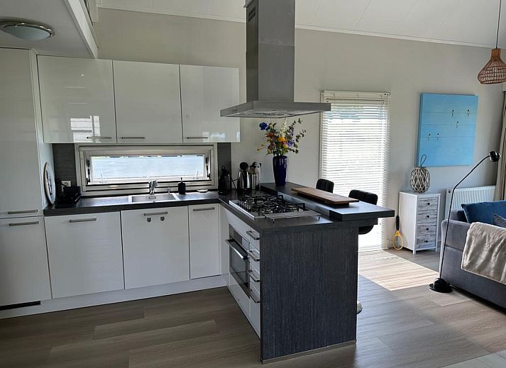 Gezellige sfeer in vakantiehuis ZE1365 in Kattendijke, Zuid-Beveland, met de tekst 'lekker samen in een huisje'.