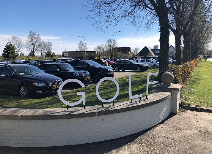 Luchtfoto van Kattendijke, locatie van vakantiehuis ZE1365, met uitzicht op de Zeeuwse kust.