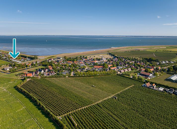 Gemuetliches Essen im Freien auf der Terrasse des Ferienhauses ZE1365 in Kattendijke, mit Blick auf die Natur.