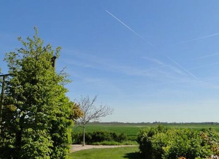 Sonnige Terrasse am Ferienhaus ZE523 in Kattendijke, Zuid-Beveland, ideal zum Entspannen in der Natur.